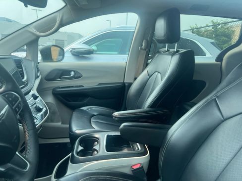 Used 2023 Chrysler Pacifica Touring-L FWD image 5