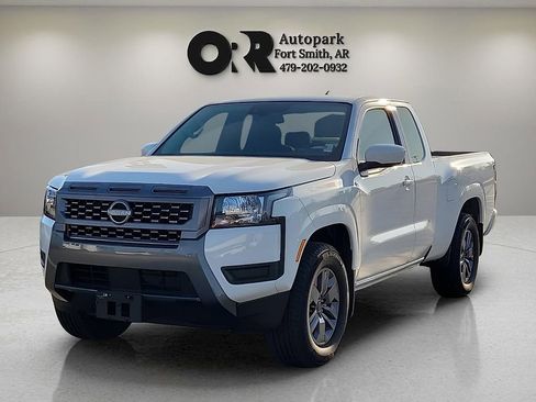 Used 2025 Nissan Frontier SV image 2