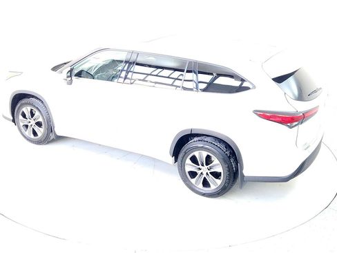 Certified 2022 Toyota Highlander XLE image 16