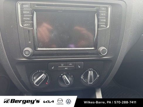 Used 2017 Volkswagen Jetta SE image 6