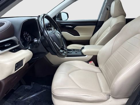 Used 2021 Toyota Highlander XLE FWD image 17