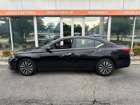 Used 2023 Nissan Altima 2.5 SV w/ SV Premium Package FWD image 3