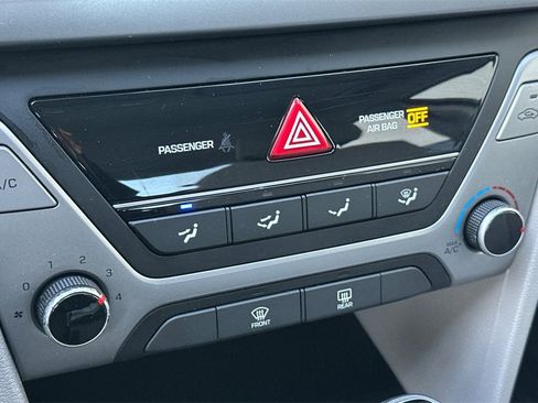 Used 2018 Hyundai Elantra SE image 19