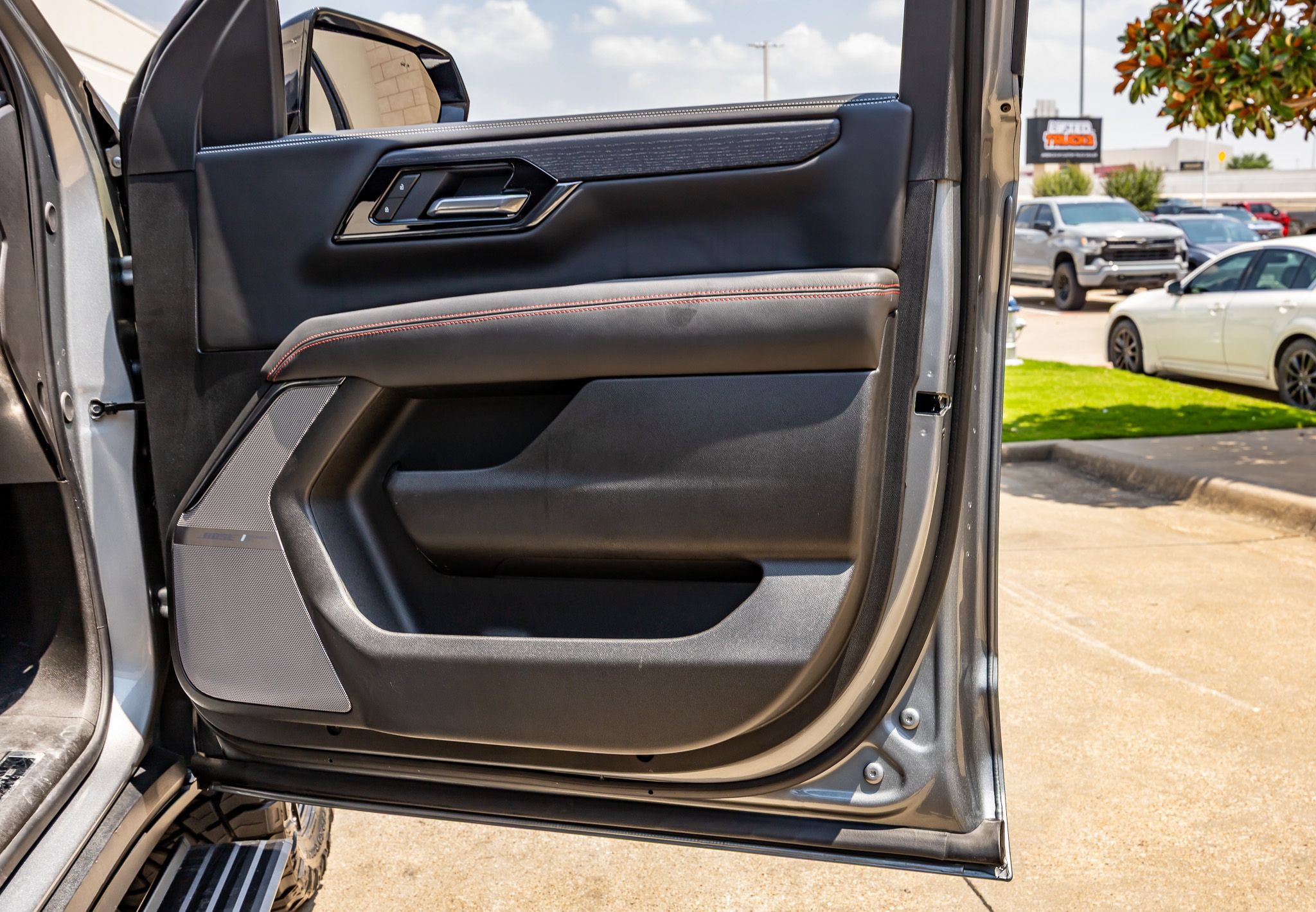 Used 2026 GMC Yukon AT4 Ultimate w/ LPO, Floor Liner Package AWD/4WD image 40