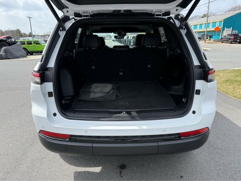 Used 2023 Jeep Grand Cherokee Altitude image 8
