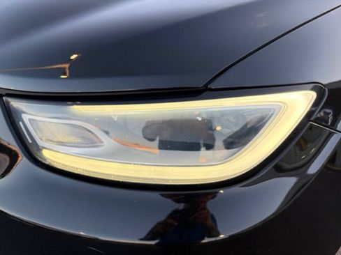 Used 2021 Chrysler Pacifica Touring w/ Cold Weather Group FWD image 9