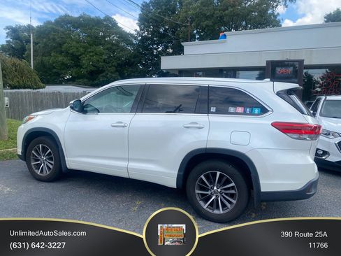 Used 2017 Toyota Highlander XLE AWD/4WD image 3
