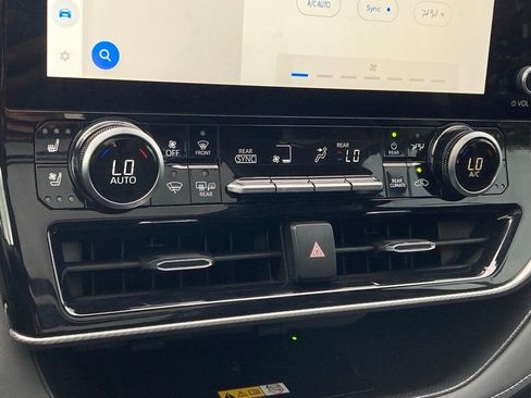 Used 2025 Toyota Highlander Platinum image 26