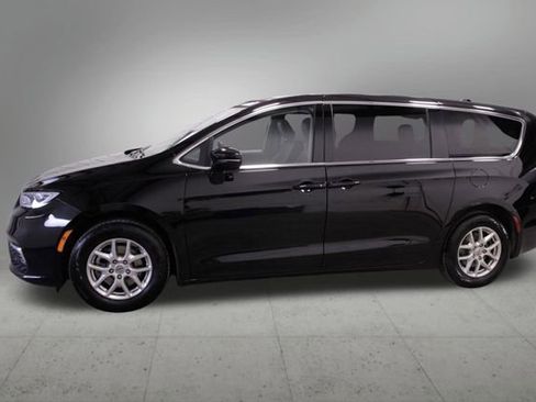 Used 2024 Chrysler Pacifica Touring-L image 2