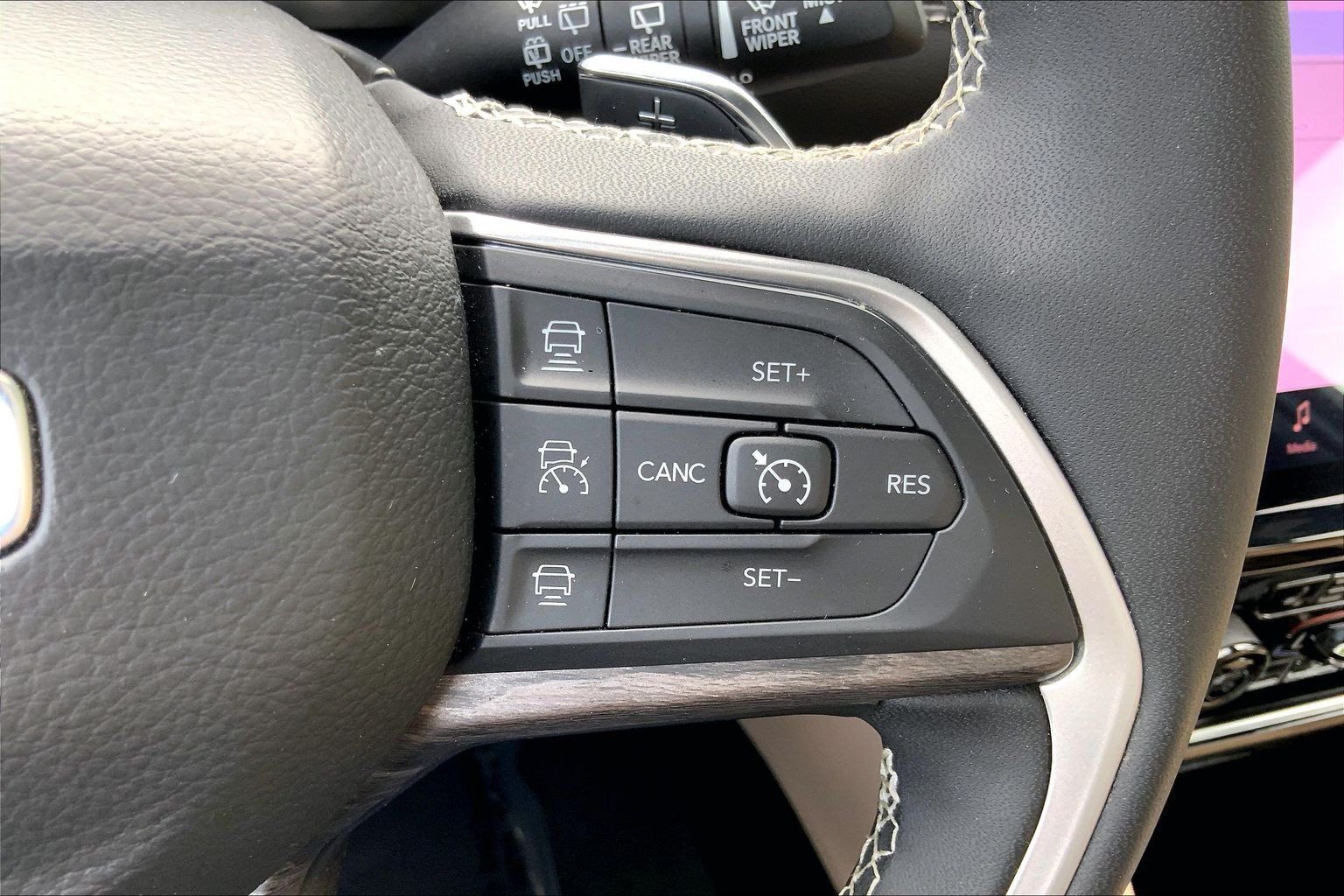 Certified 2025 Jeep Grand Cherokee Limited w/ Black Appearance Package AWD/4WD image 22