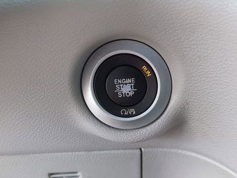 Used 2017 Chrysler Pacifica Touring w/ Tire & Wheel Group FWD image 22