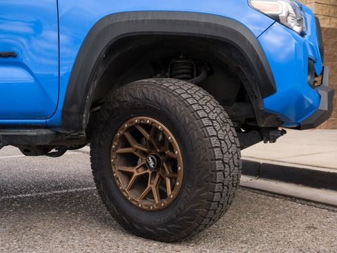 Used 2021 Toyota Tacoma TRD Off-Road image 13