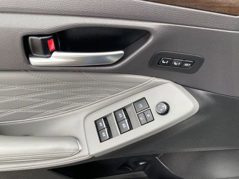 Used 2021 Toyota Avalon Limited image 13