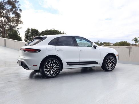 Certified 2025 Porsche Macan image 8