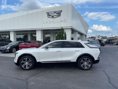 Used 2024 Cadillac Lyriq Luxury AWD/4WD image 8