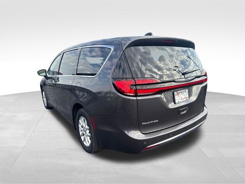 Used 2023 Chrysler Pacifica Touring-L FWD image 5