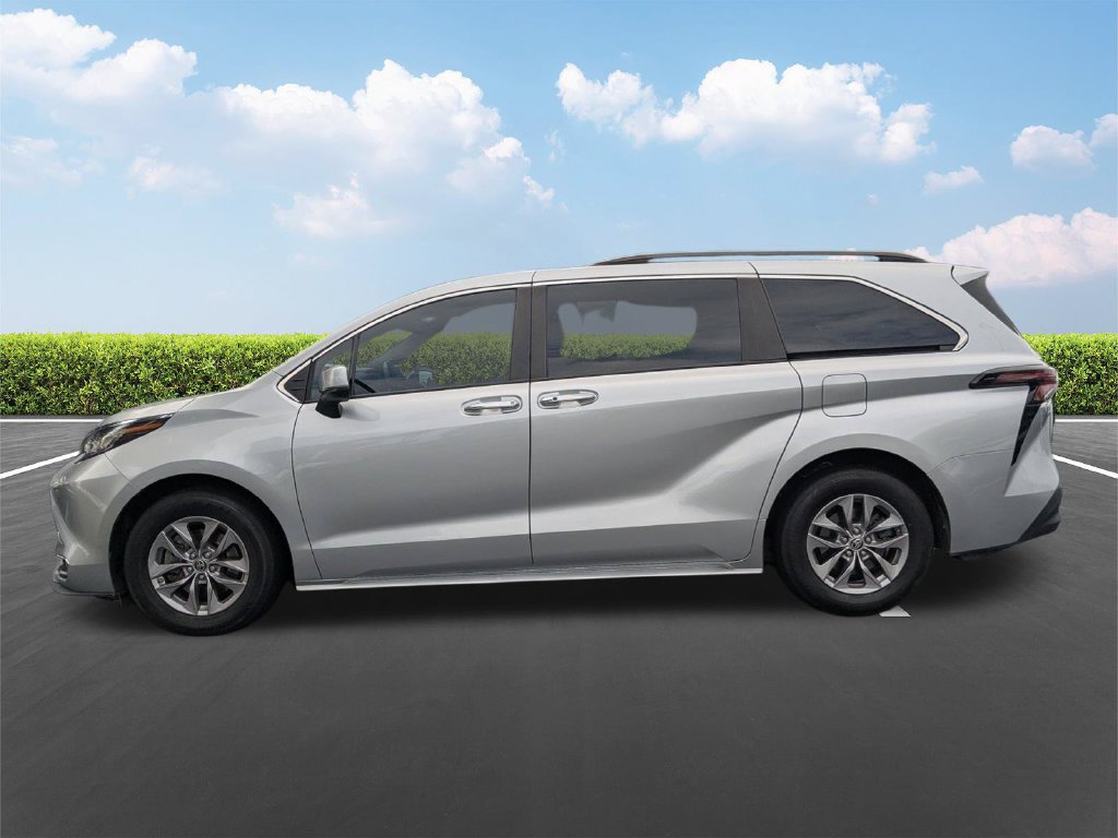 Used 2023 Toyota Sienna XLE FWD image 8
