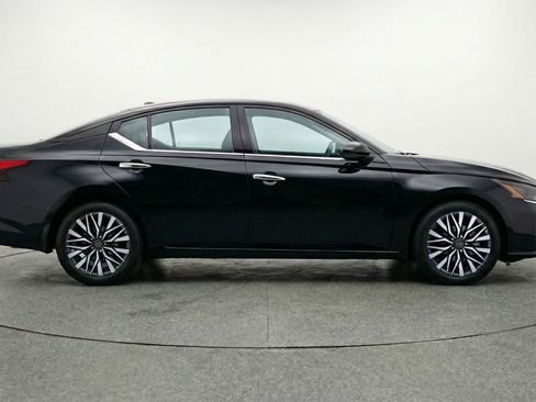 Used 2025 Nissan Altima 2.5 SV image 11