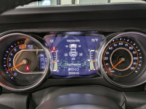 Used 2022 Jeep Wrangler Unlimited Sahara AWD/4WD image 15