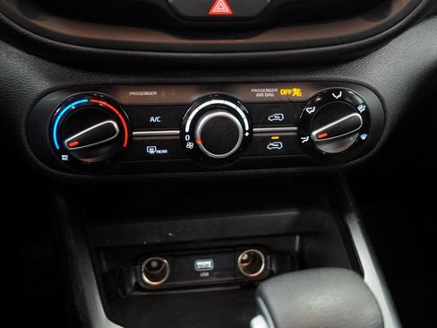 Used 2025 Kia Soul LX w/ LX Technology Package FWD image 19