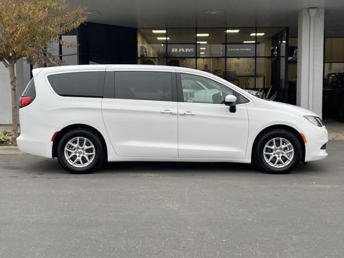 Used 2023 Chrysler Voyager LX image 5