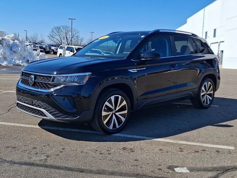 Used 2023 Volkswagen Taos SE w/ Panoramic Sunroof Package image 6