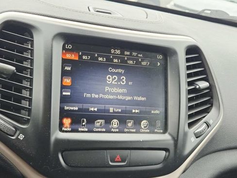 Used 2017 Jeep Cherokee Latitude w/ Comfort/Convenience Group FWD image 17