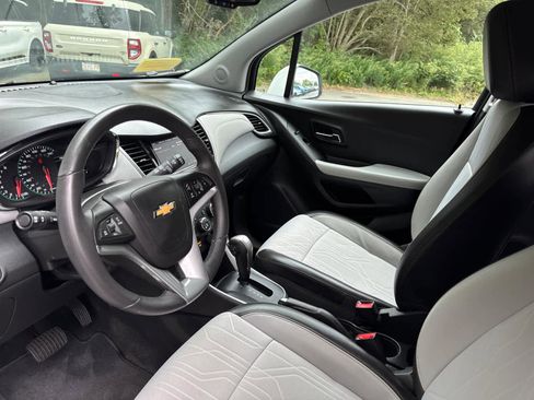 Used 2022 Chevrolet Trax LT w/ LT Convenience Package image 13