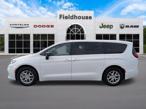 Used 2024 Chrysler Pacifica Touring-L FWD image 8