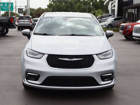 Used 2023 Chrysler Pacifica Touring FWD image 4