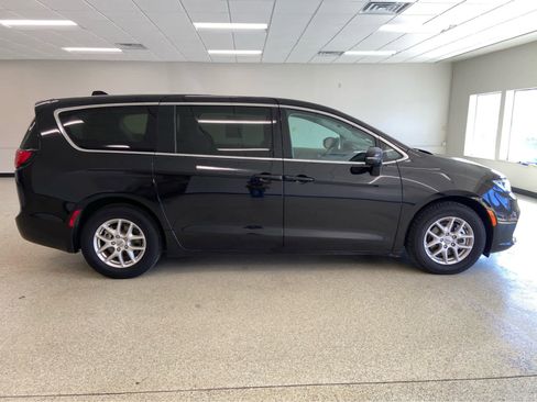 Used 2024 Chrysler Pacifica Touring-L image 4