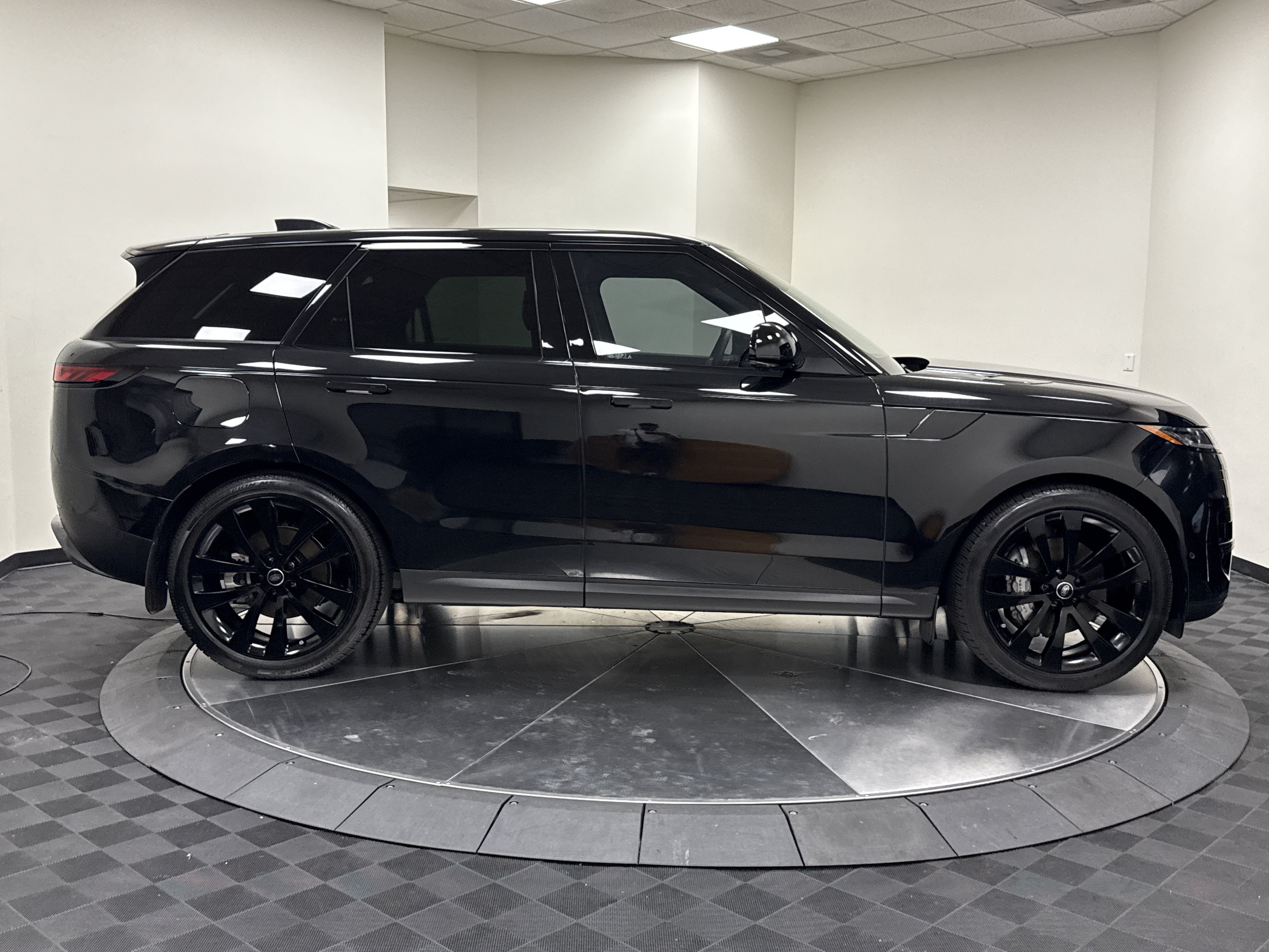Used 2025 Land Rover Range Rover Sport SE AWD/4WD image 8