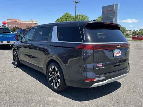 Used 2024 Kia Carnival EX FWD image 2