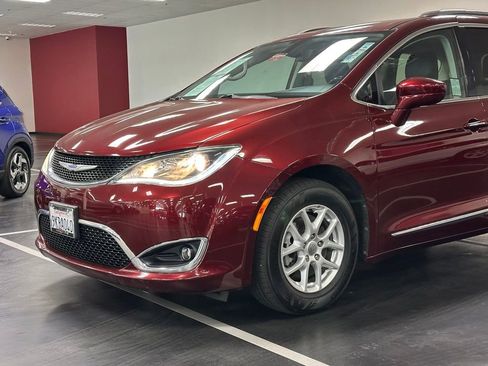 Used 2020 Chrysler Pacifica Touring-L FWD image 11