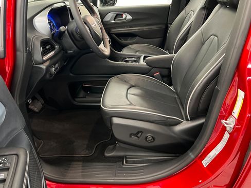 Used 2026 Chrysler Pacifica Limited image 17