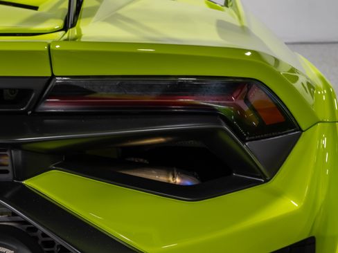 Used 2023 Lamborghini Huracan STO RWD image 30