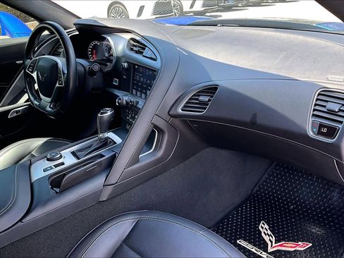 Used 2019 Chevrolet Corvette Stingray Coupe w/ 1LT RWD image 18