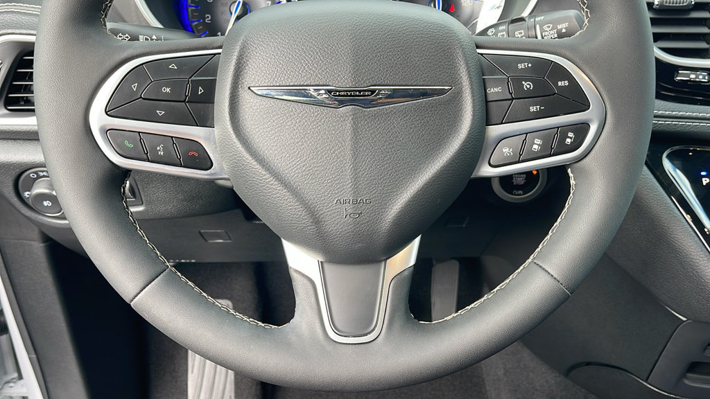 Used 2026 Chrysler Pacifica Select FWD image 22