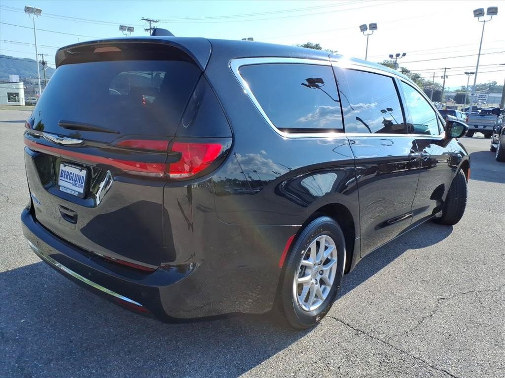 Used 2025 Chrysler Pacifica Select FWD image 4