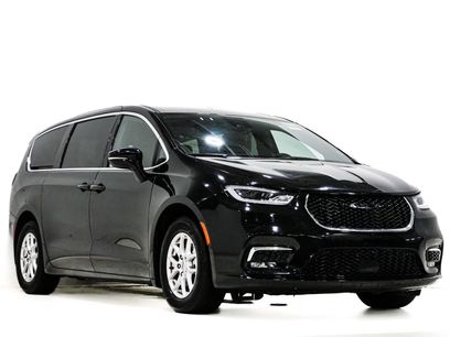 Used 2025 Chrysler Pacifica Select