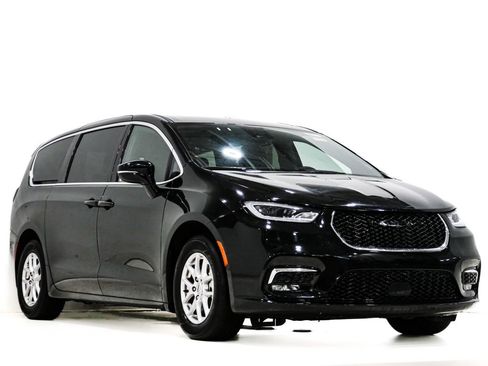Used 2025 Chrysler Pacifica Select FWD image 1