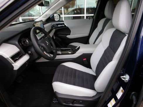 New 2025 Mitsubishi Outlander SE image 15