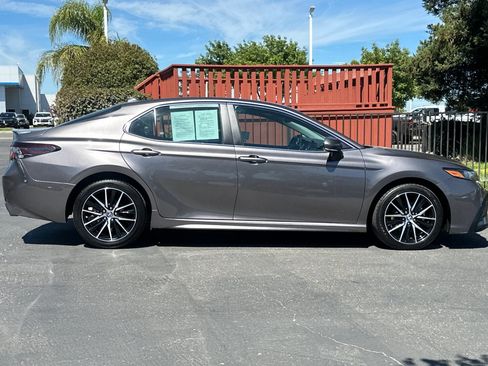 Used 2023 Toyota Camry SE image 3