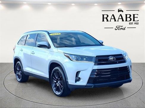 Used 2019 Toyota Highlander SE image 1