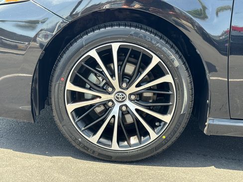 Used 2019 Toyota Camry SE FWD image 6