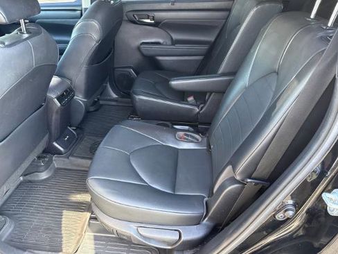 Used 2021 Toyota Highlander XLE image 11