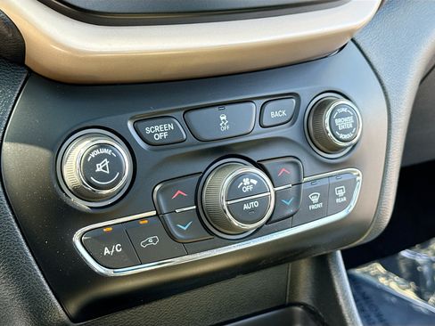 Used 2014 Jeep Cherokee Limited w/ Technology Group AWD/4WD image 10