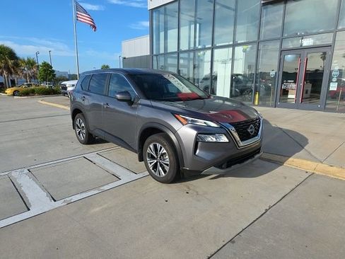 Used 2023 Nissan Rogue SV image 2