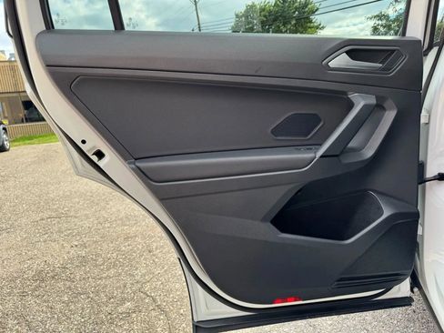 Used 2019 Volkswagen Tiguan SE w/ Panoramic Sunroof Package image 37
