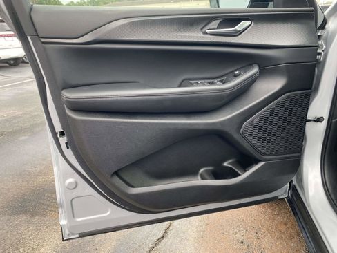 Certified 2024 Jeep Grand Cherokee Altitude image 16